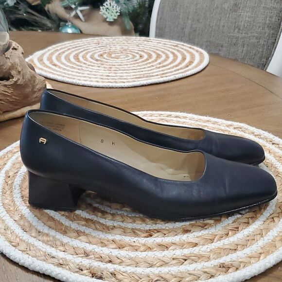 Etienne Aigner Astoria Leather, Navy Pumps, Size 8W - Picture 3 of 9